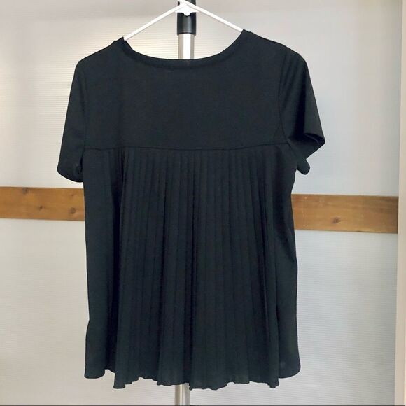 Jones NEW YORK Black Short Sleeve Blouse w/ Pretty Pleated Back / Sz M - Picture 2 of 5